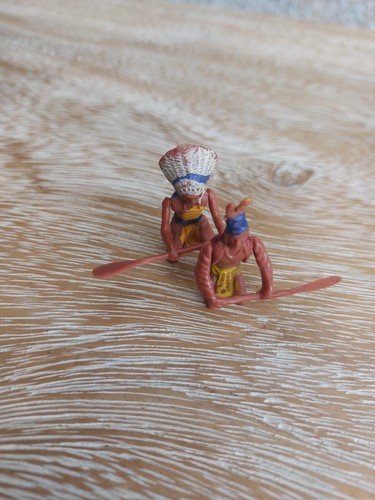 Indianer sitzend mit - 2, paddel