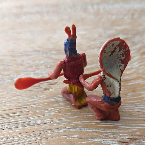 Indianer sitzend mit paddel - 2,
